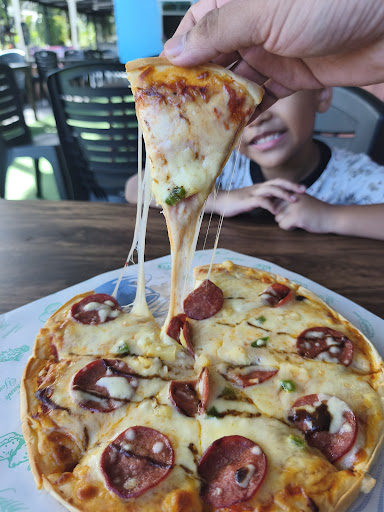 Cafe Hayyan's Pizza